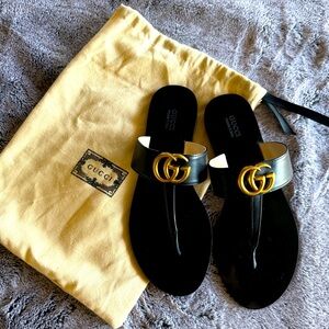 Gucci GG Flat Marmont Leather Thong Strap Sandal Black Gold LIKE NEW condition
